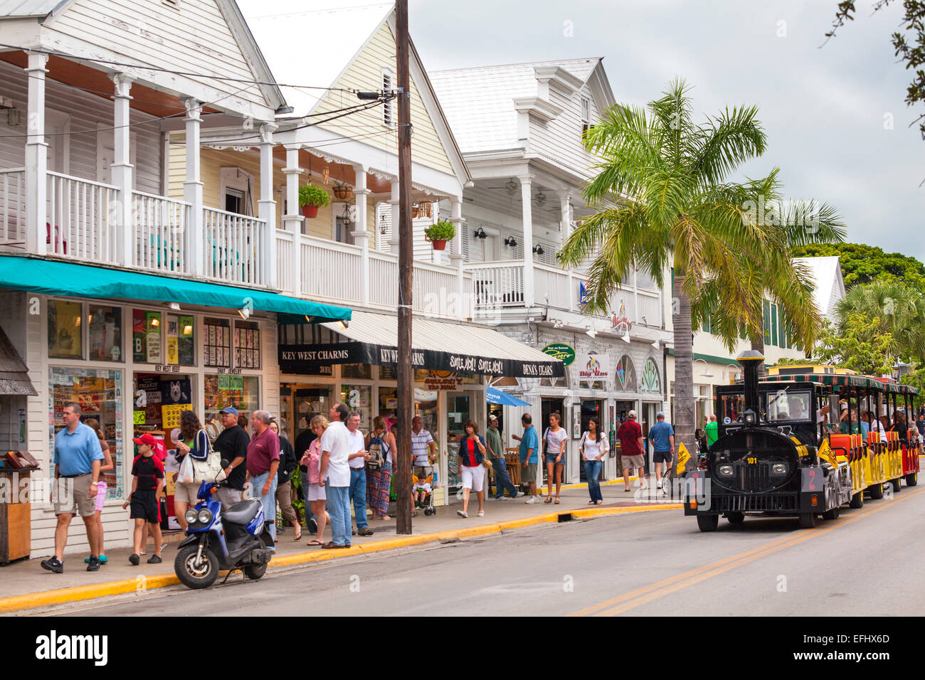 Die Conch Tour Zug auf den wichtigsten shopping Street, Duval Street, Key West, Florida Keys, USA Stockfoto