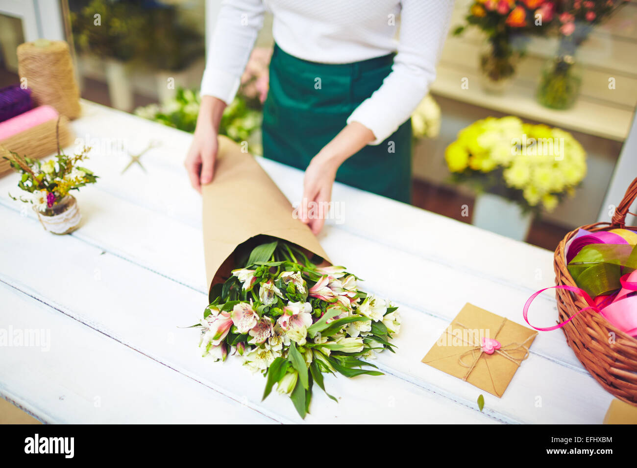Weibliche Blumengeschäft Bouquet von Amaryllen zu verkaufen Stockfoto