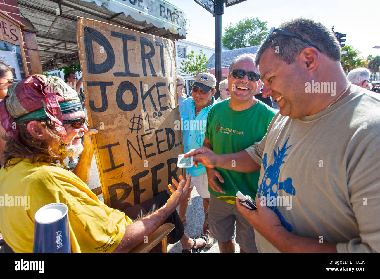 Standup-Comedian erzählt Witze für Geld, Duval Street, Key West, Florida Keys, Florida, USA Stockfoto