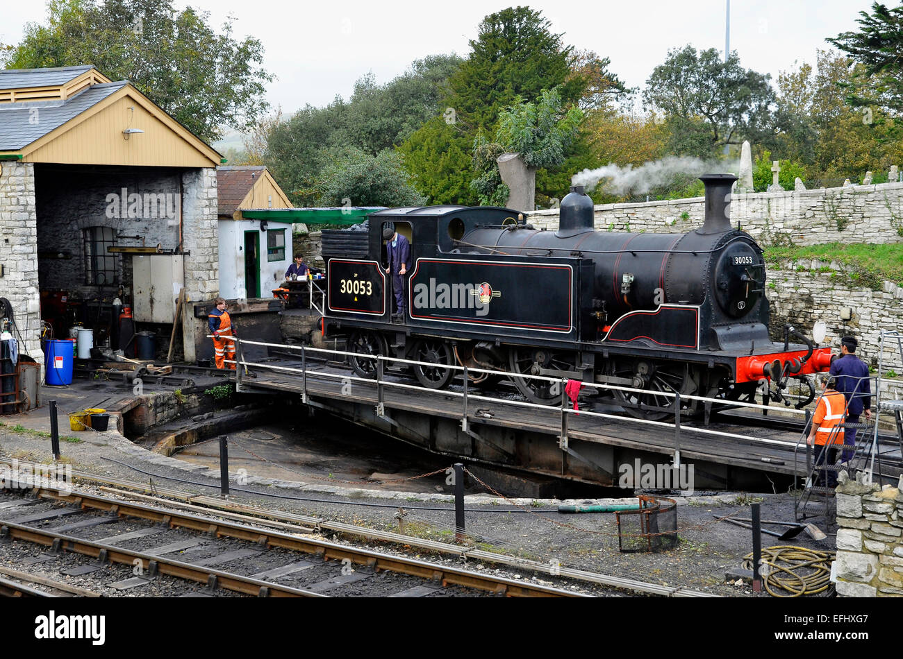 Swanage Railway M7 Klasse Tank Lokomotive der Drehscheibe außerhalb des Motors eingeschaltet wird vergossen in Swanage. Stockfoto
