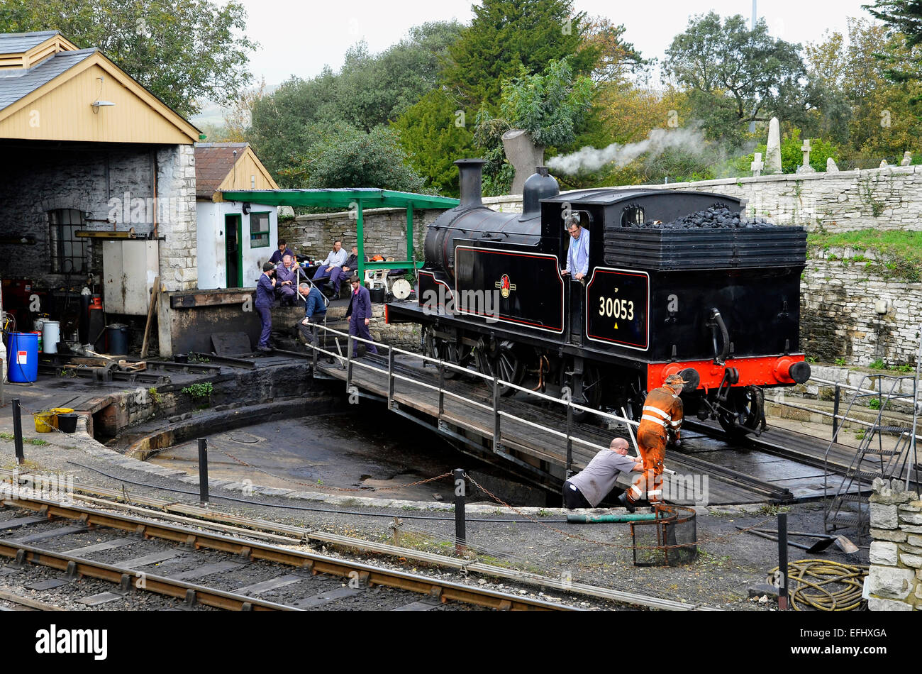 Swanage Railway M7 Klasse Tank Lokomotive der Drehscheibe außerhalb des Motors eingeschaltet wird vergossen in Swanage. Stockfoto
