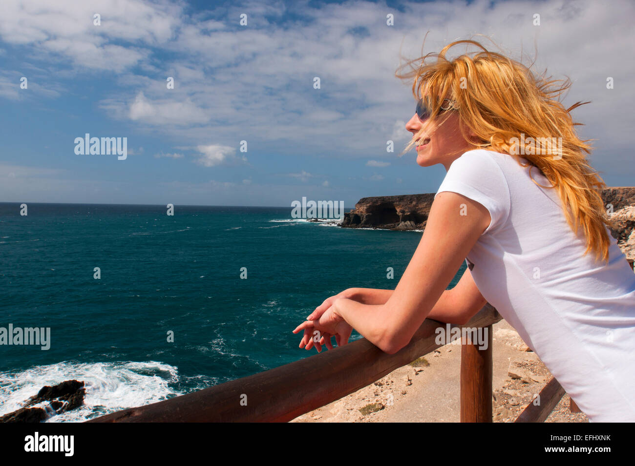 Junge Frau, Blick auf das Meer, Los Molinos, Fuerteventura, Kanarische Inseln, Spanien, Europa Stockfoto