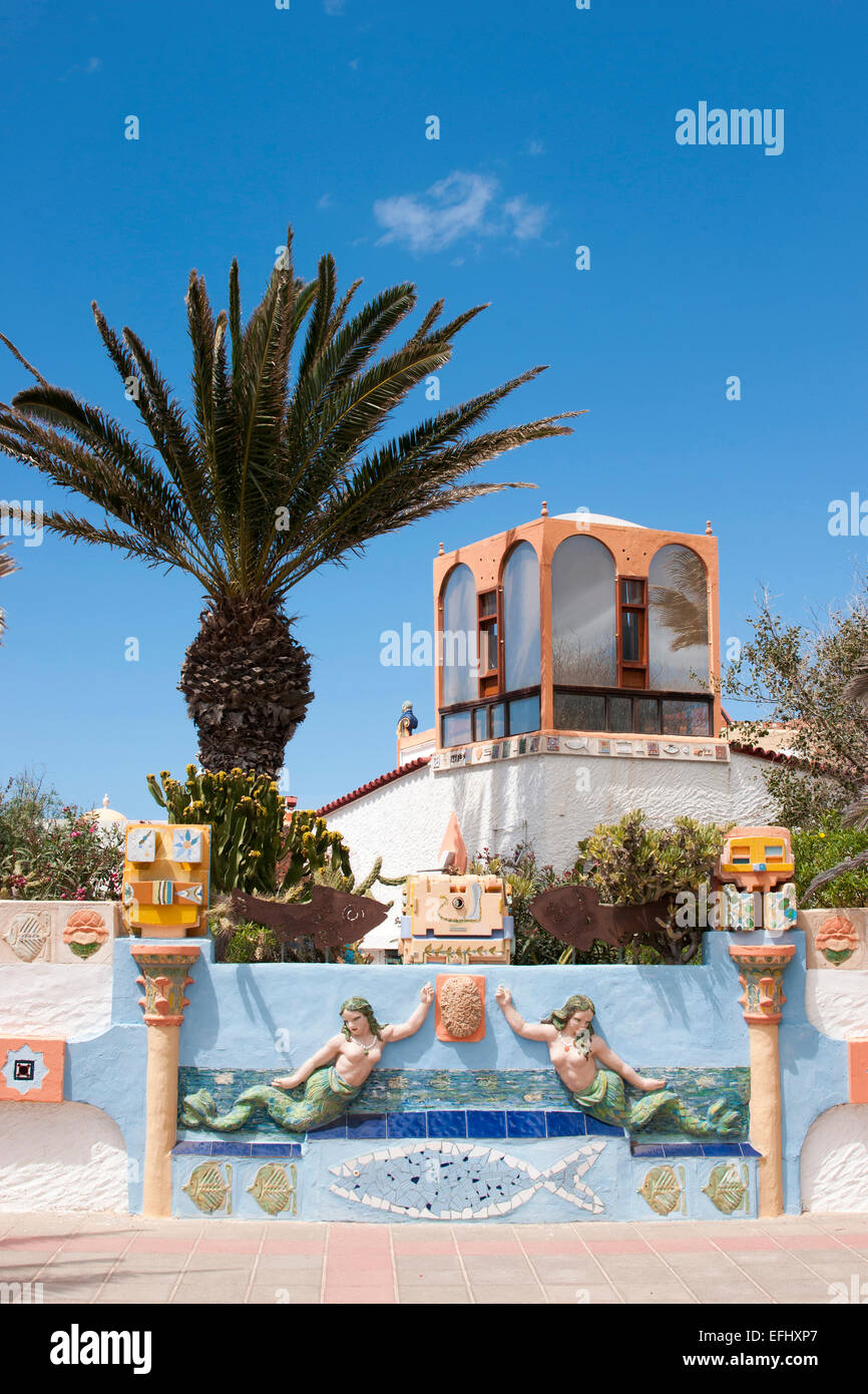 Villa mit dekorativer Wandschmuck und Skulpturen, Nature reserve, Corralejo, Fuerteventura, Kanarische Inseln, Spanien, Europa Stockfoto