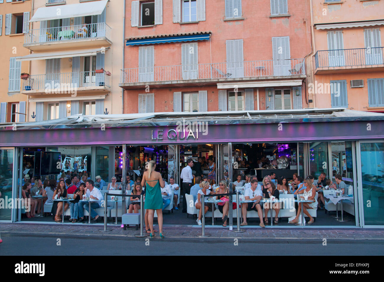 Menschen in einem Restaurant, Cafe, Le Quai, Hafen, Sant Tropez, St. Tropez, Cote d Azur, Frankreich, Europa Stockfoto
