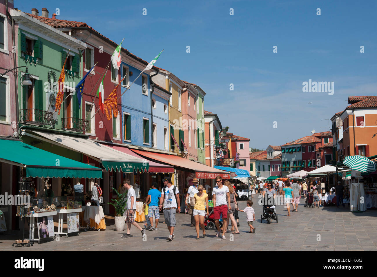 Touristen in Burano, Burano, Venedig, Venezia, Italien, Europa Stockfoto