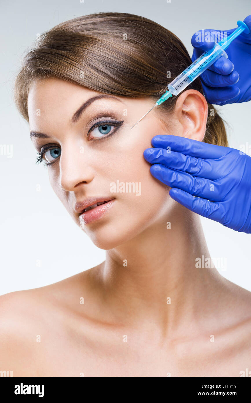 Plastische Chirurgie - Gesicht der schönen Frau mit Injektionsnadel Stockfoto