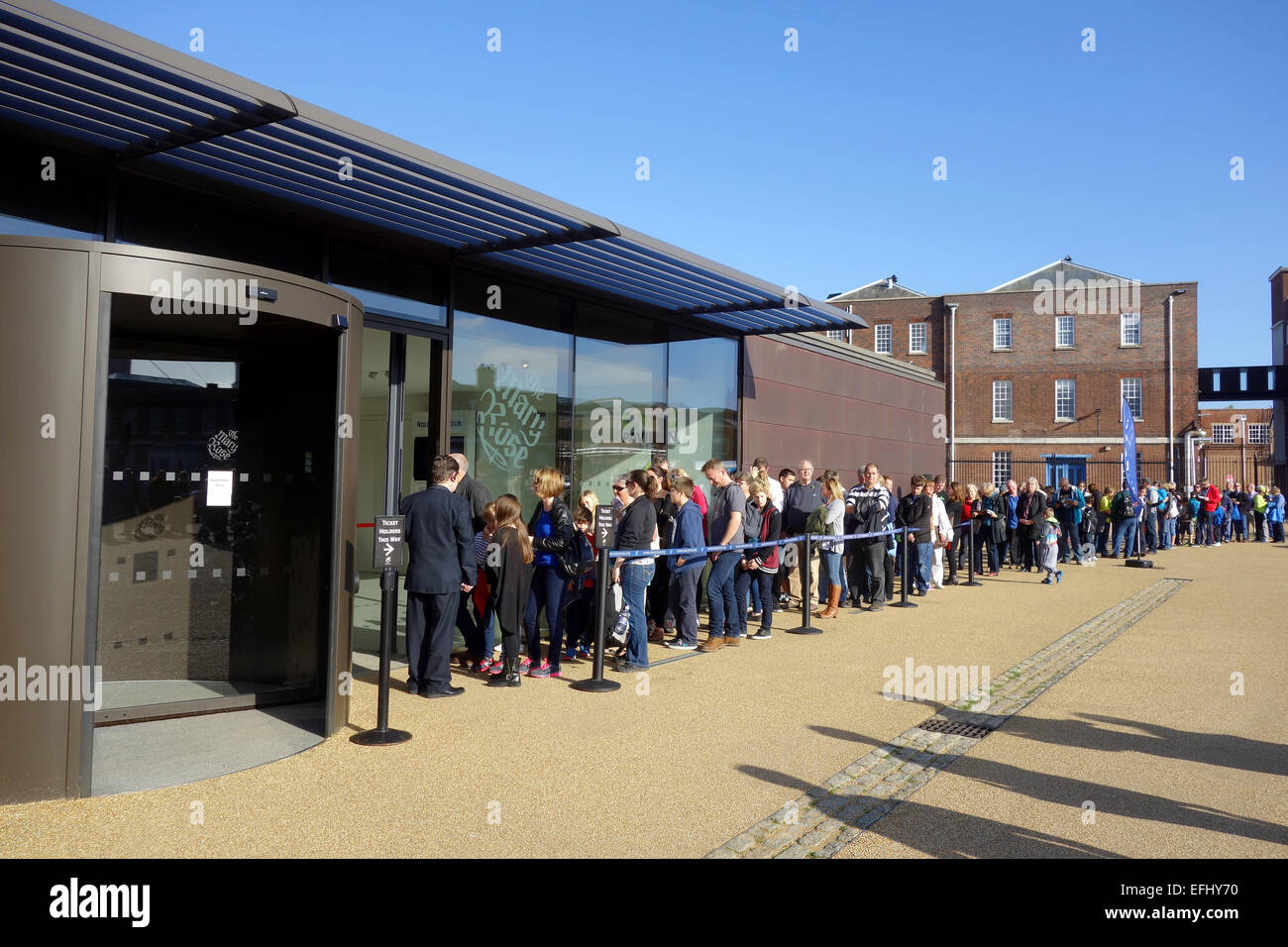 Warteschlangen an der Mary Rose Museum bei Portsmouth Historic Dockyard, Hampshire, England, UK Stockfoto