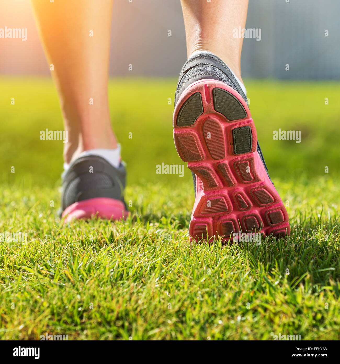 Frauen laufende Beine, rosa-graue Sportschuh detail Stockfoto
