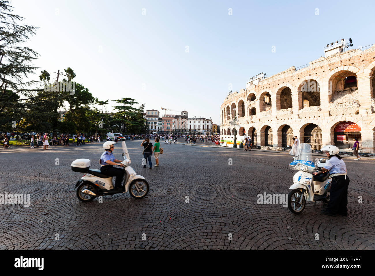 Zwei Polizisten mit Motorroller, der Arena von Verona im Hintergrund, Verona, Veneto, Italien Stockfoto