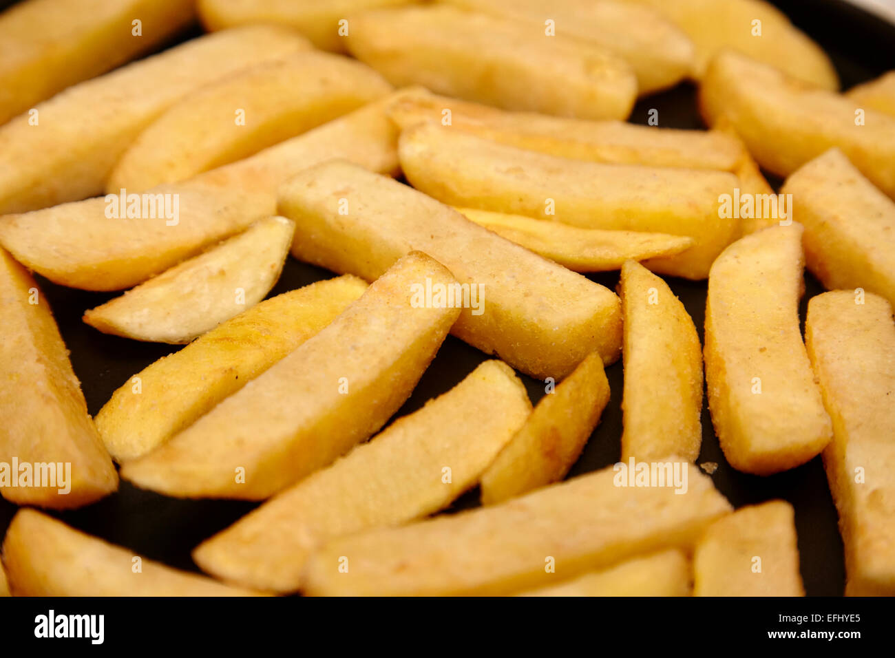 gefrorene Ofen Chips auf ein Backblech gelegt Stockfoto