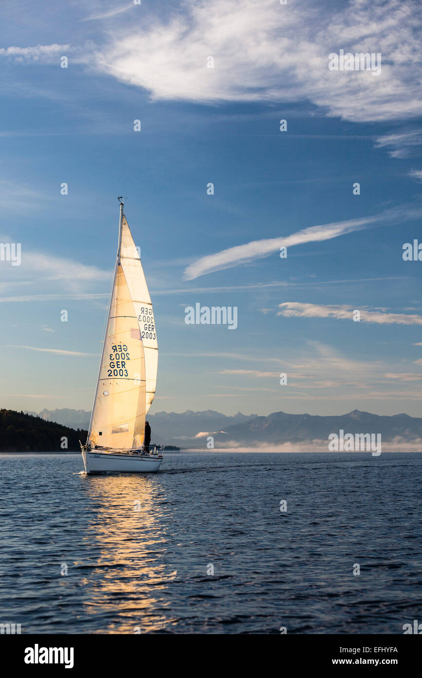 Segelboot am Starnberger See, die Alpen im Hintergrund, Bayern, Deutschland Stockfoto
