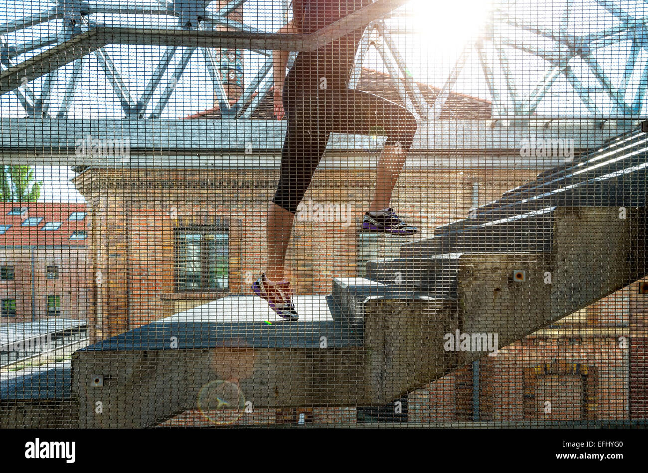 Frau im schwarzen Sportoutfit, läuft die Treppe hinauf laufen Stockfoto