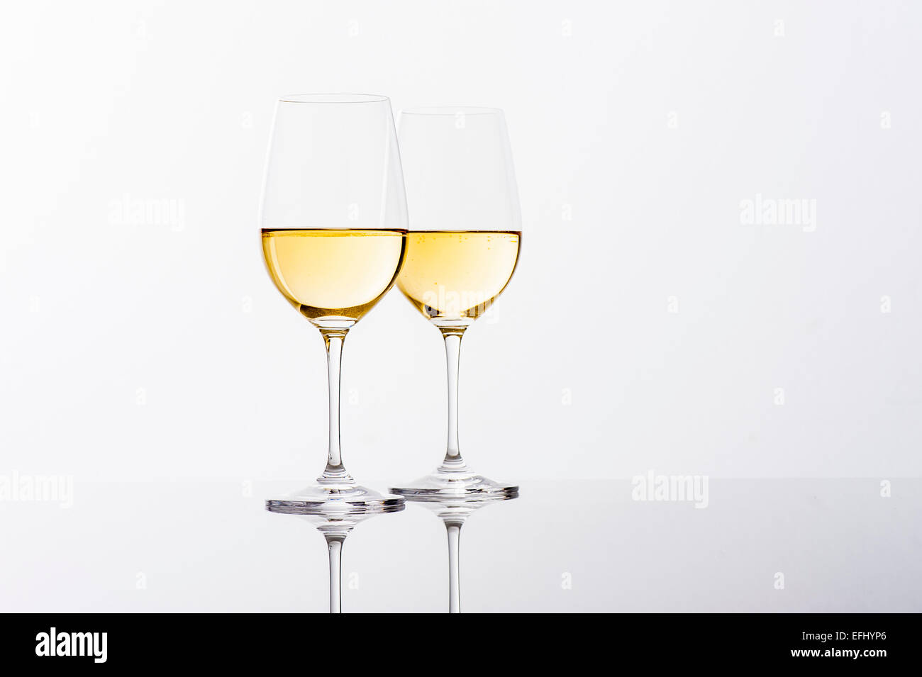 Zwei Gläser Weißwein, Hamburg, Norddeutschland, Deutschland Stockfoto