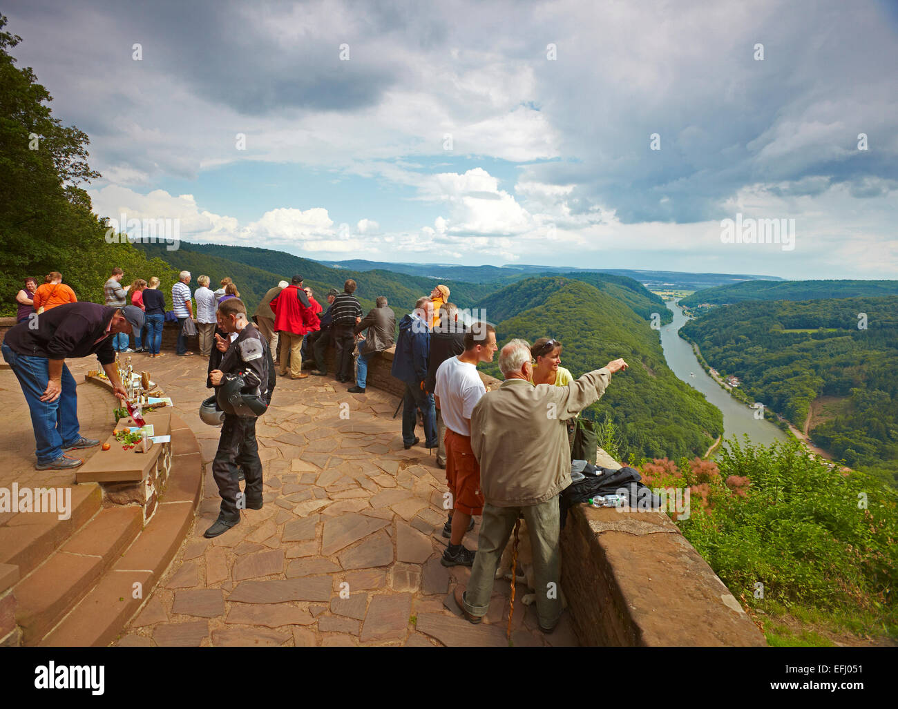 Blick auf und Besucher von Mettlach Hufeisen-Biegung, Saar, Saarland, Deutschland, Europa Stockfoto