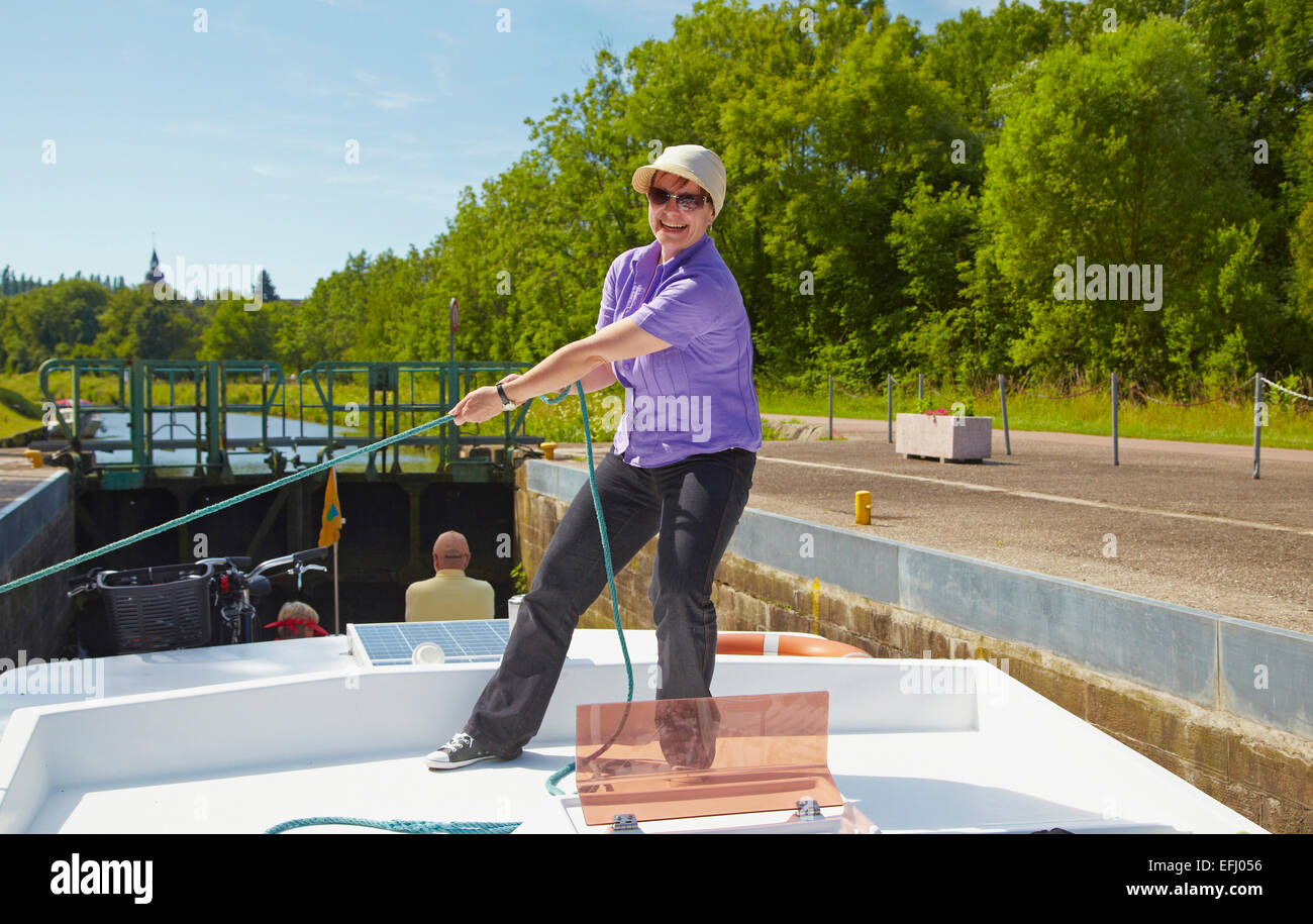 Frau auf Hausboot am Canal des Houilleres De La Sarre, Lock 29, Mosel, Region Alsace Lorraine, Frankreich, Europa Stockfoto