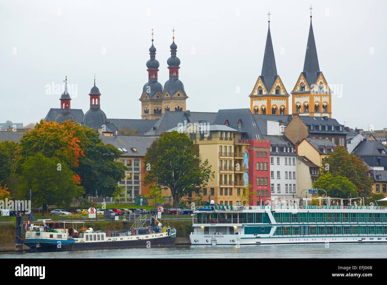 Blick Richtung Liegeplätze an der Mosel mit St. Florins Kirche (rechts) und Church of Our Lady, Liebfrauenkirche (auf der Stockfoto