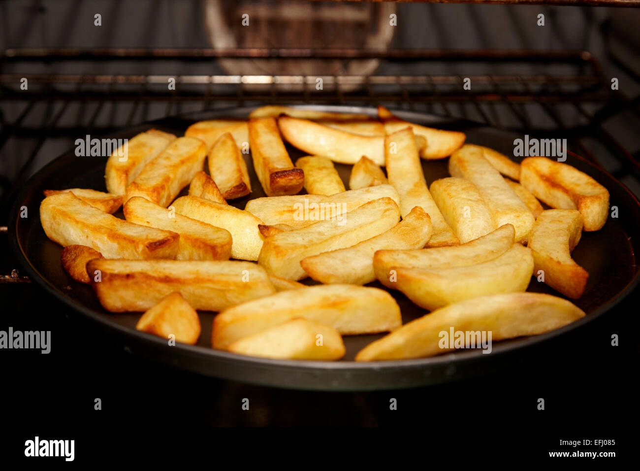 Kochen Ofen-chips in den Ofen Stockfoto