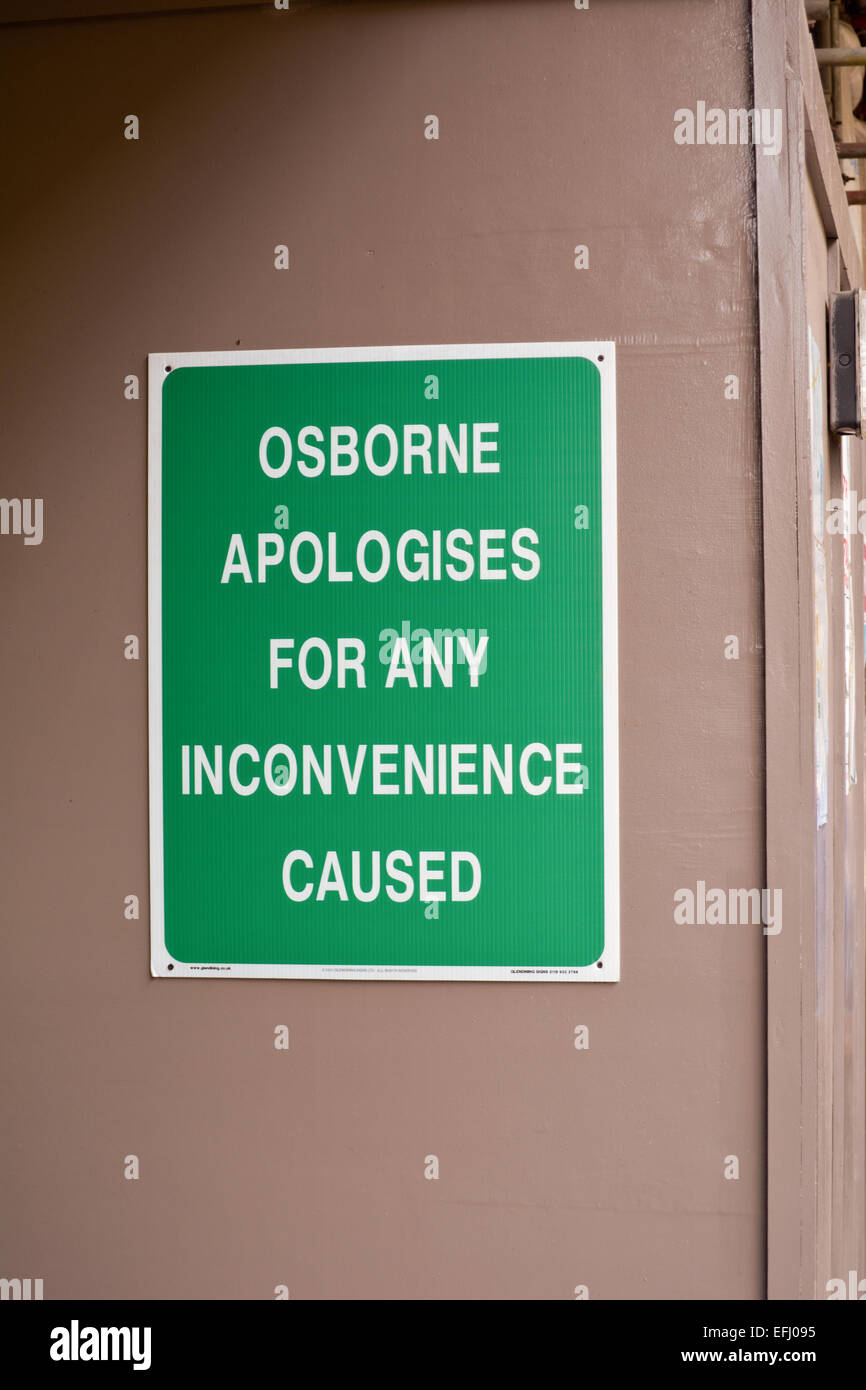 "Osborne entschuldigt sich für etwaige Unannehmlichkeiten" Zeichen - versehentliche politische Satire, London, England Stockfoto