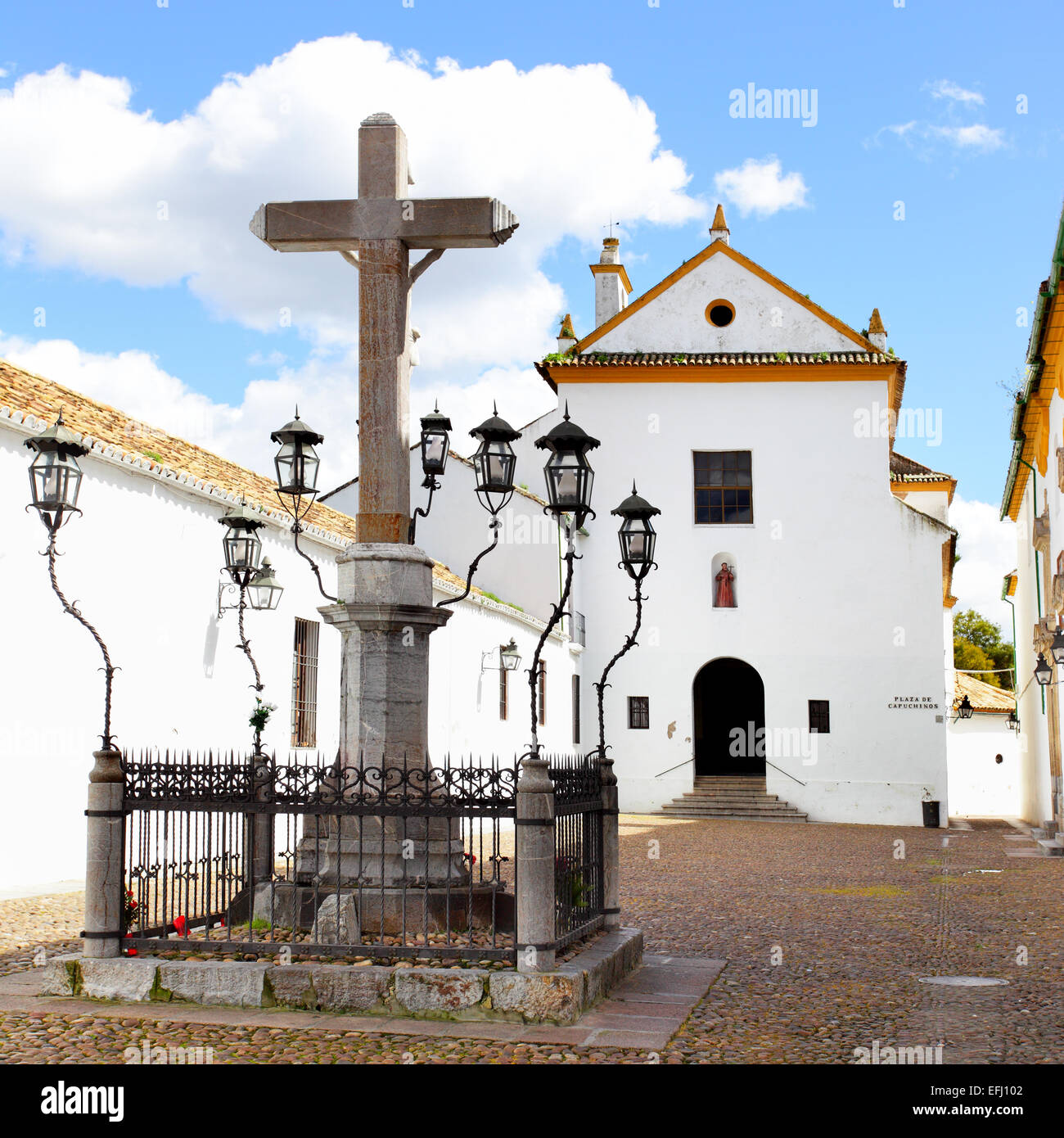Kleines Quadrat mit Kreuz in Cordoba, Spanien Stockfoto