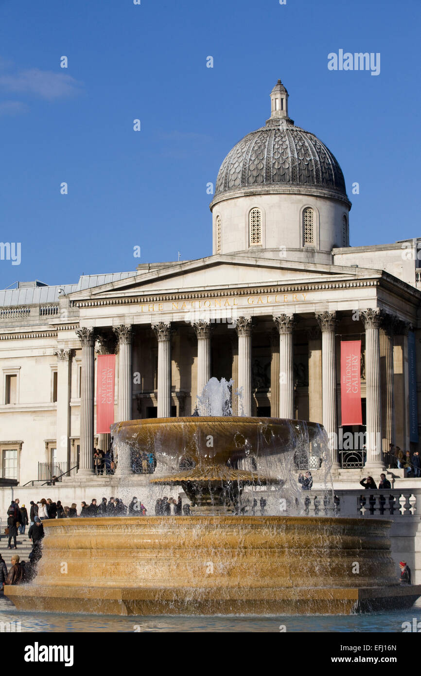 Trafalgar Square-Brunnen mit der Nationalgalerie im Hintergrund Heart of London England Stockfoto