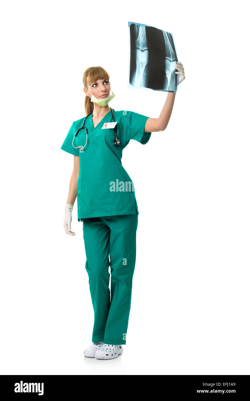Weibliche Chirurg Blick auf Röntgenbild Stockfoto