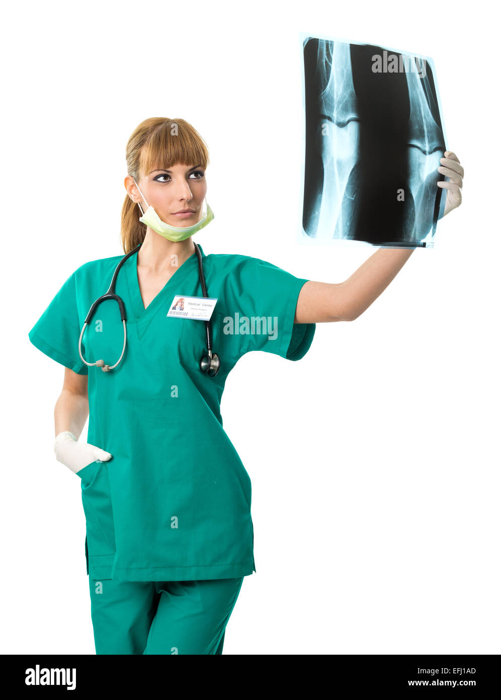 Weibliche Chirurg Blick auf Röntgenbild Stockfoto