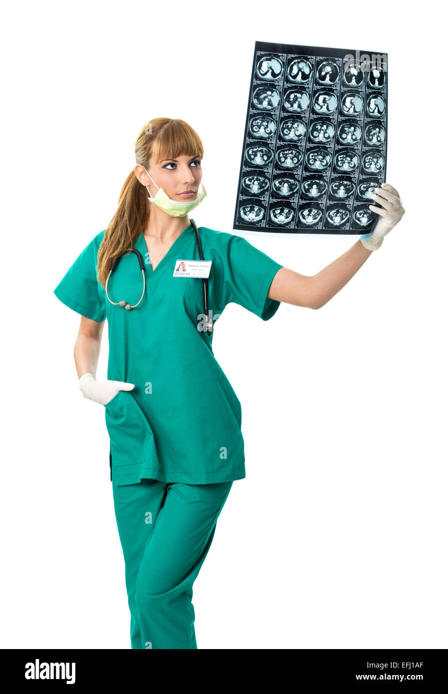 Weibliche Chirurg Blick auf Röntgenbild Stockfoto