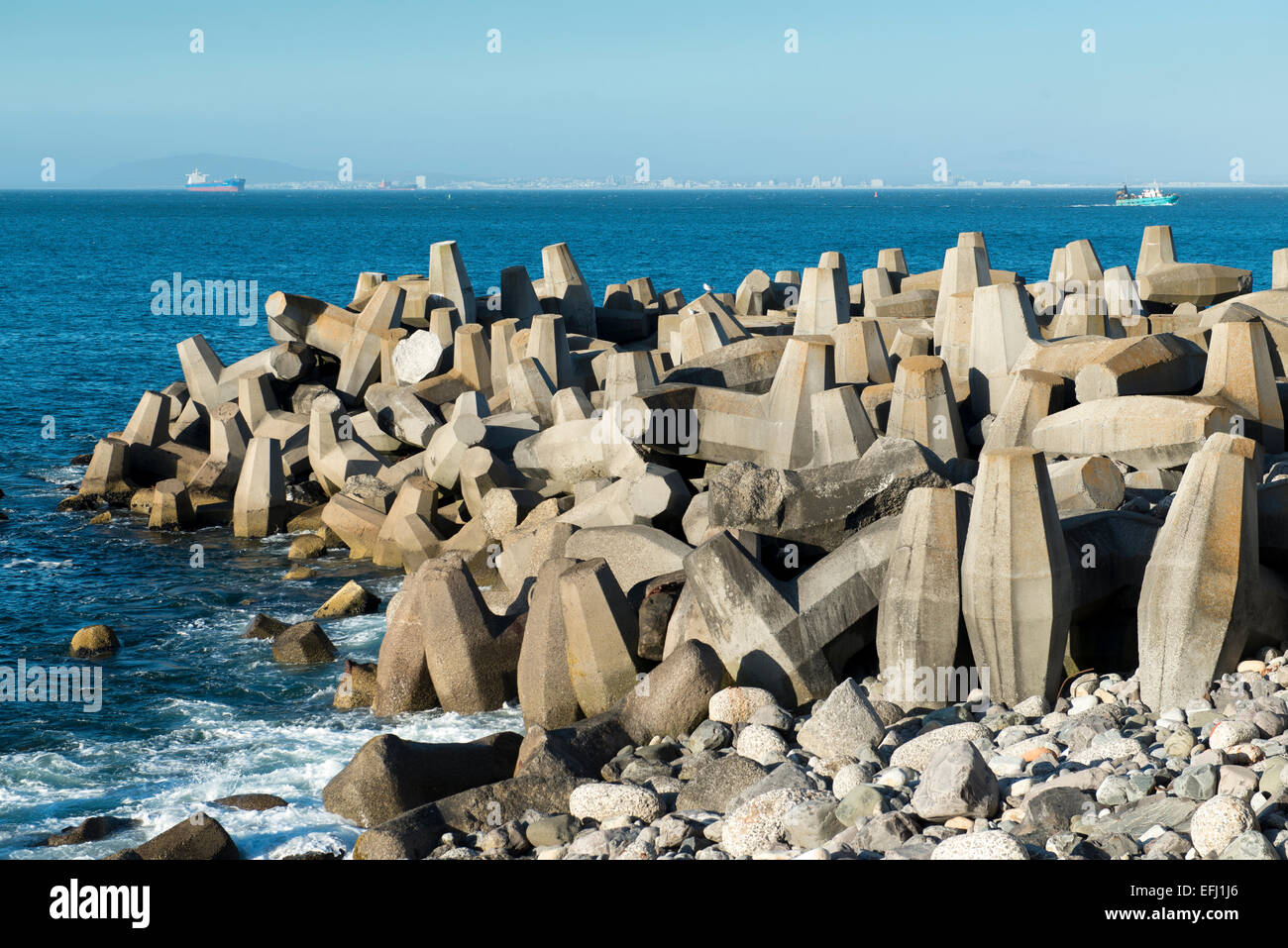 Verteidigung Betonblöcke an einem Pier, Cape Town, Südafrika Stockfoto