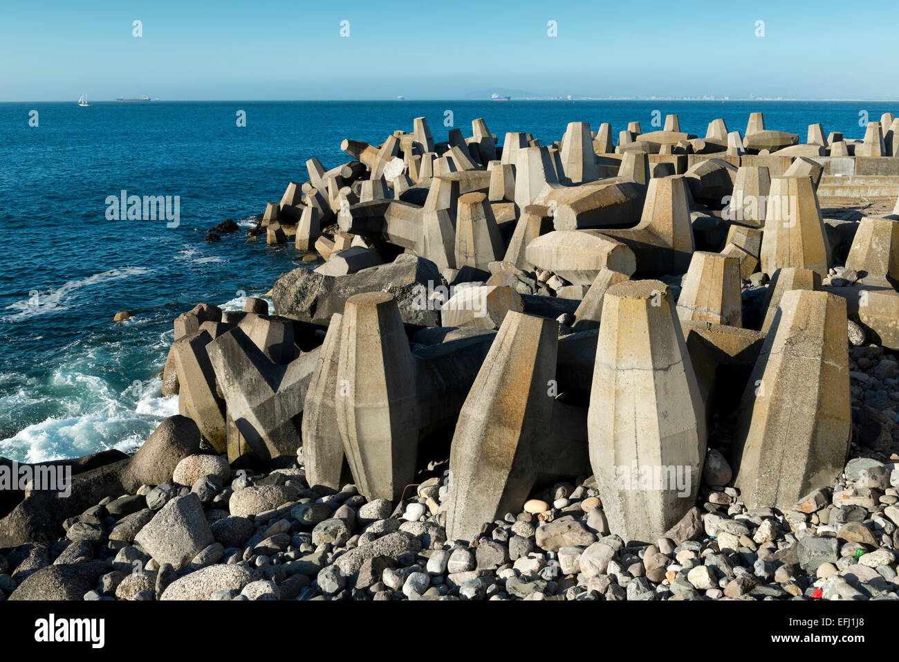 Verteidigung Betonblöcke an einem Pier, Cape Town, Südafrika Stockfoto