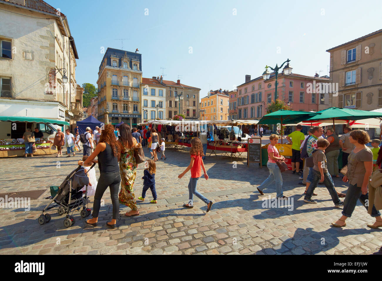 Flohmarkt am Place des Vosges, Epinal, Mosel, Abt. Vogesen, Region Alsace-Lorraine, Frankreich Stockfoto