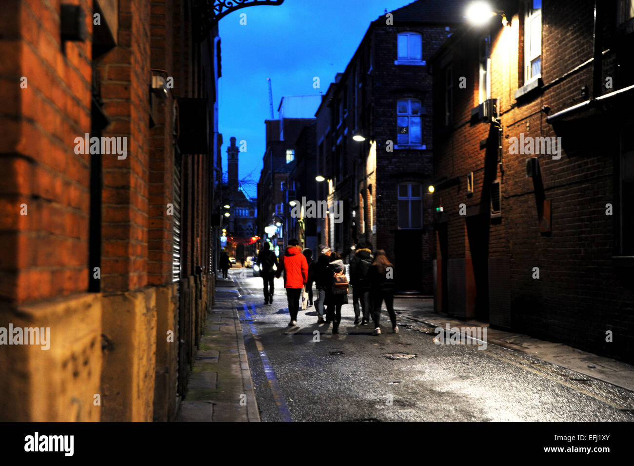 Manchester, Lancashire UK - Menschen, die dunkle Straße entlang in der Canal Street Bezirk von Manchester Stockfoto