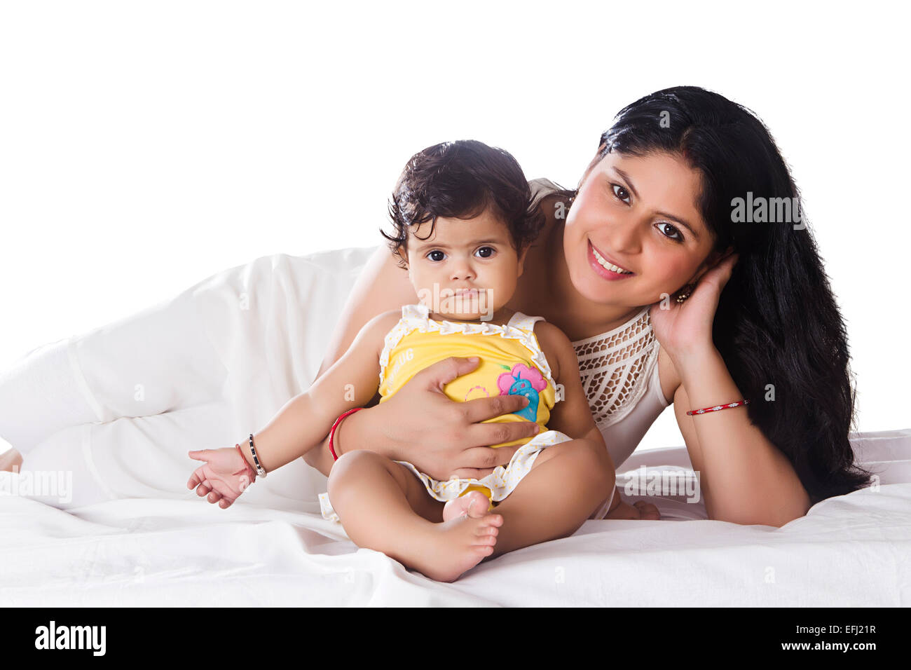 2 indische Kind mit Mutter Pflege Stockfoto