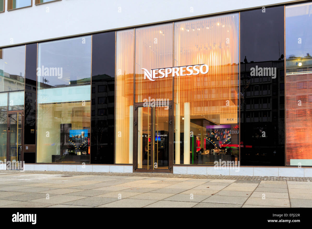 Nespresso shopfront oder Storefront angezeigte Kaffeemaschinen und Kapseln in Göteborg, Schweden Model Release: Nein Property Release: Nein. Stockfoto