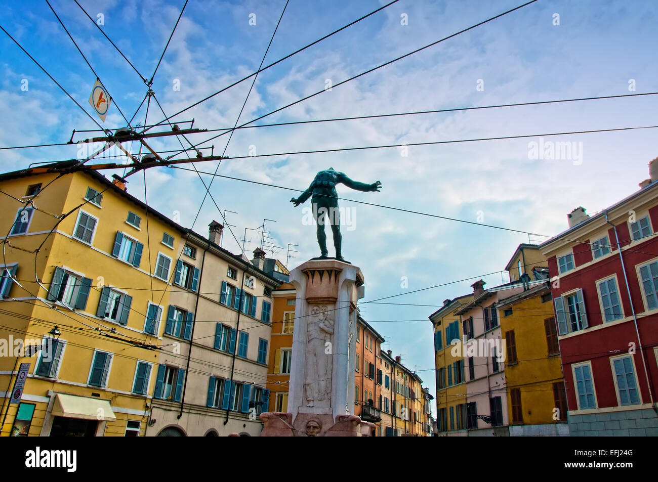 Parma, Italien - 2. März 2013: städtische Bauten und Denkmal für Soldaten Filippo Corridoni in Parma, Italien. Die Einweihung des thi Stockfoto