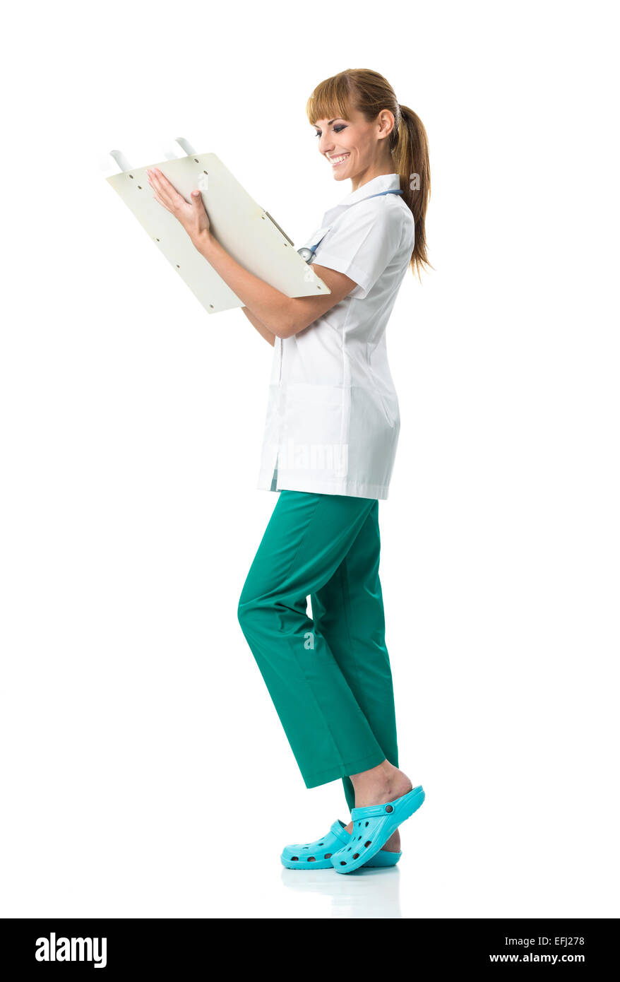 Lächelnde Arzt schriftlich medizinische weißes Kleid Stockfoto