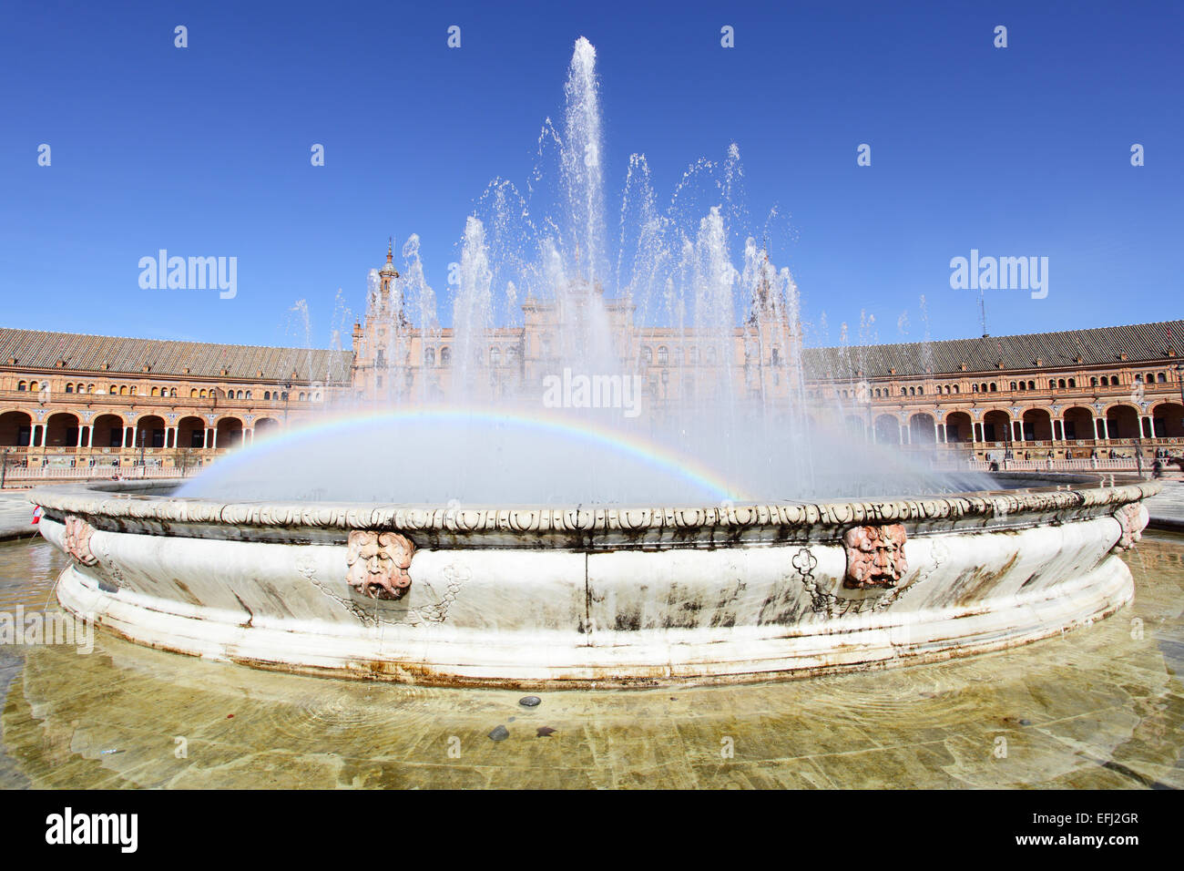Brunnen auf dem Platz mit kleinen Regenbogen, Sevilla Spanien Stockfoto