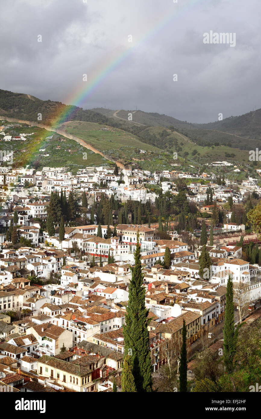 Ansicht von Granada nach Regen mit Regenbogen, Spanien Stockfoto