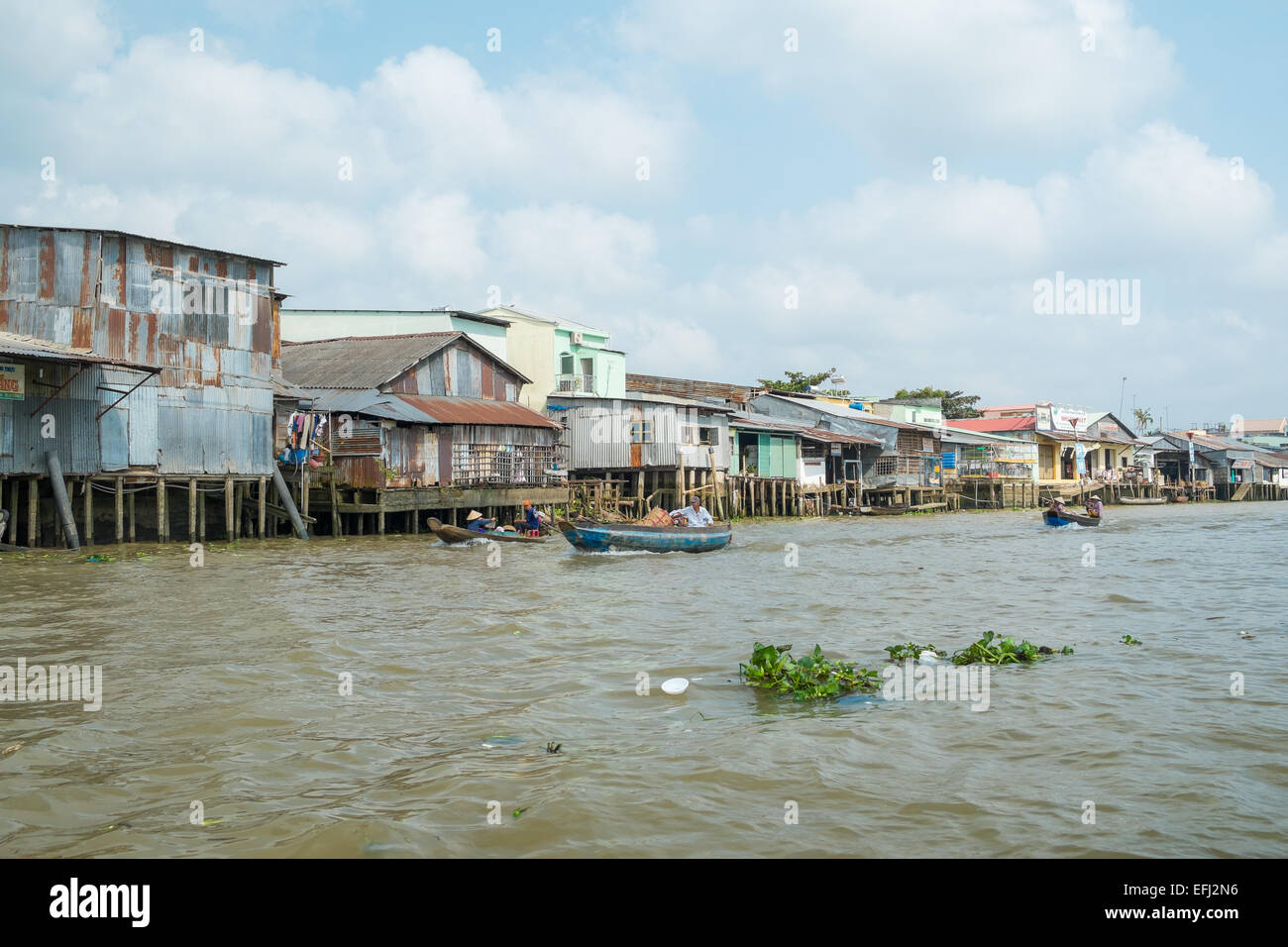 CAN THO, VIETNAM - 26 Januar: heruntergekommen Häuser am Ufer des Mekong-Flusses am 26. Januar 2014 in Can Tho, Vietnam. Stockfoto