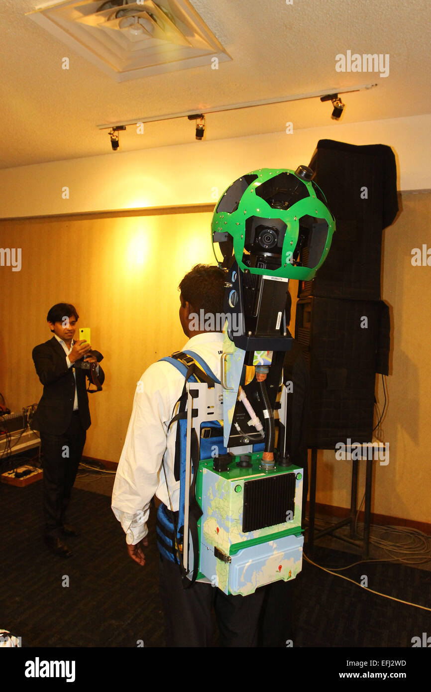 Dhaka, Bangladesch. 5. Februar, 2015. Ein Mann von Google mit Google Street View Trekker Rucksack. Stockfoto