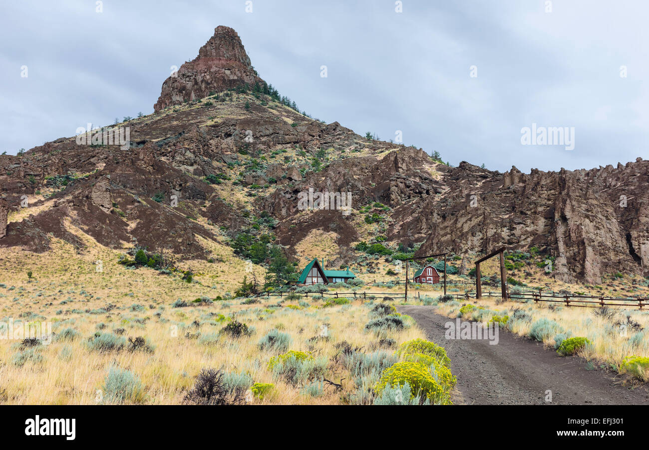 Die robuste zerklüftete Hügellandschaft des Buffalo Bill State Park zeigt die Rocky Mountains und isolierten Ranch. Stockfoto