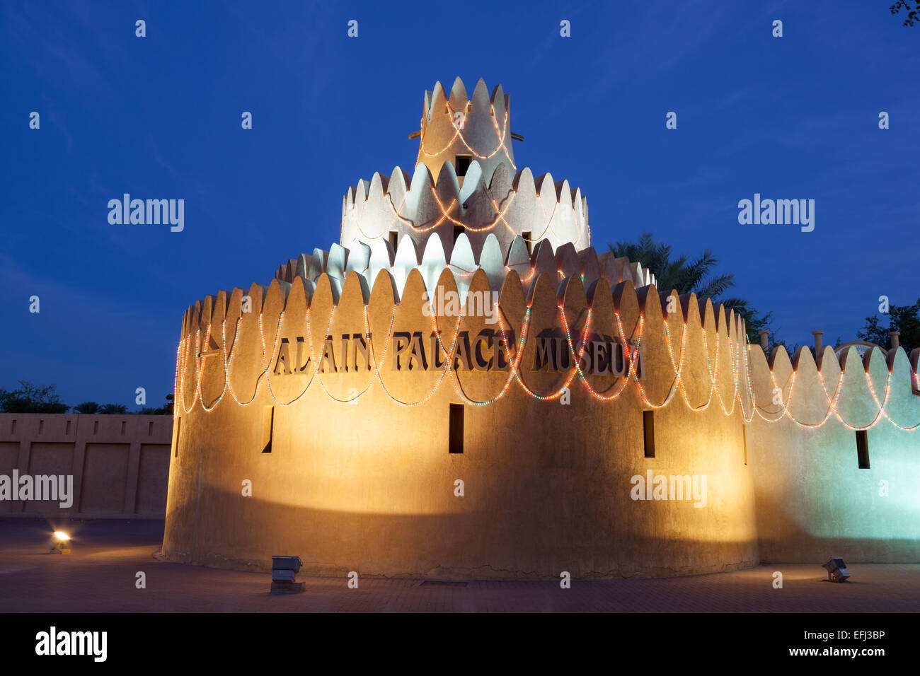 Al Ain Palace nachts beleuchtet. Emirat von Abu Dhabi, Vereinigte Arabische Emirate Stockfoto