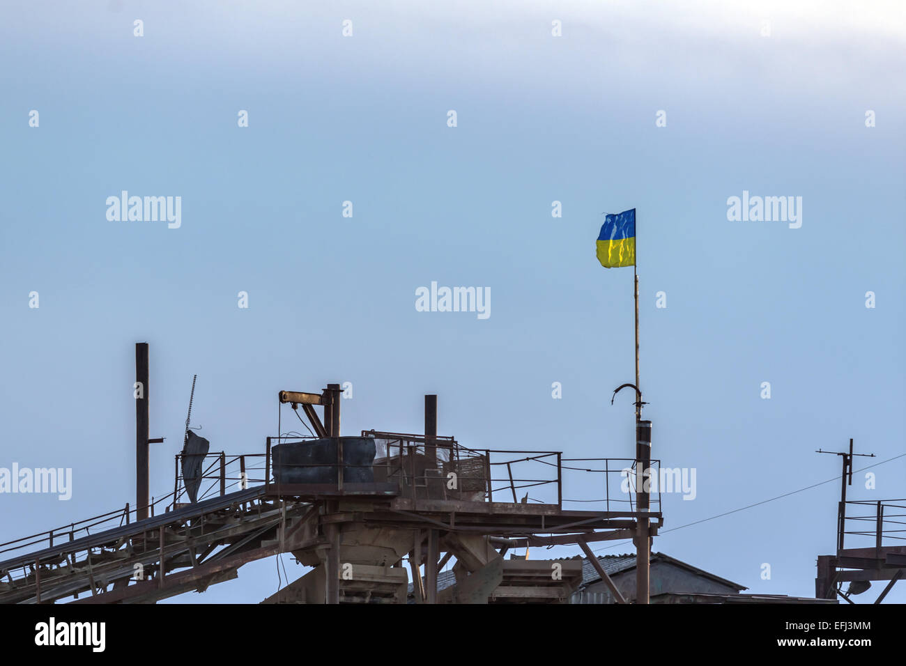 Ukraine-Flagge auf alten Metall-ruine Stockfoto