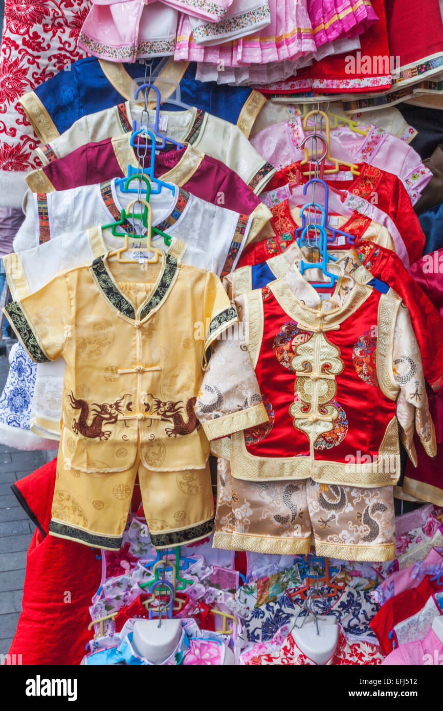 China, Shanghai, Yu-Garten, Schaufenster der traditionellen Kinderbekleidung Stockfoto