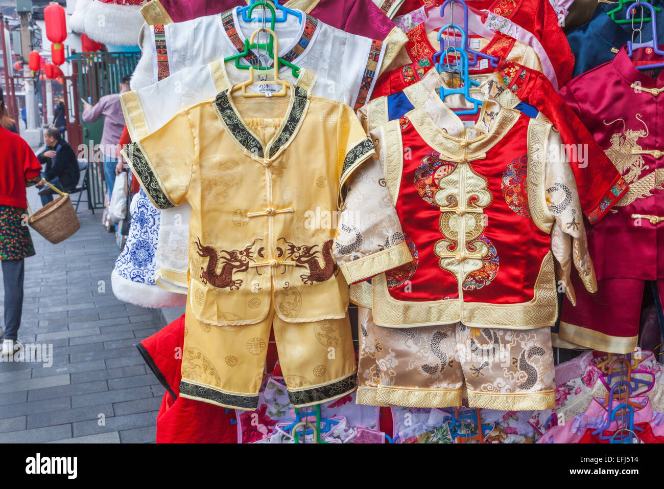 China, Shanghai, Yu-Garten, Schaufenster der traditionellen Kinderbekleidung Stockfoto