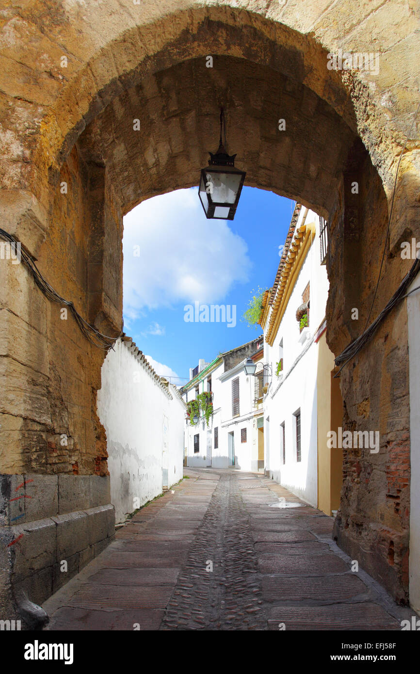 Antikes Tor und Straße in Córdoba, Spanien Stockfoto
