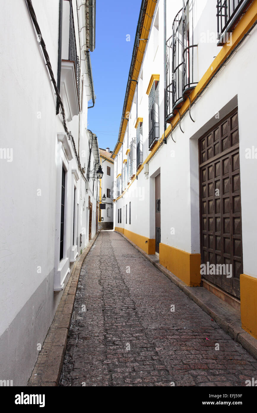 Perspektive der alten schmalen Straße in Córdoba, Spanien Stockfoto