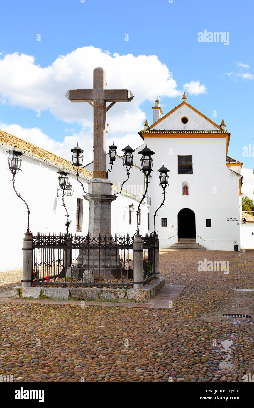 Kleines Quadrat mit Kreuz in Cordoba, Spanien Stockfoto