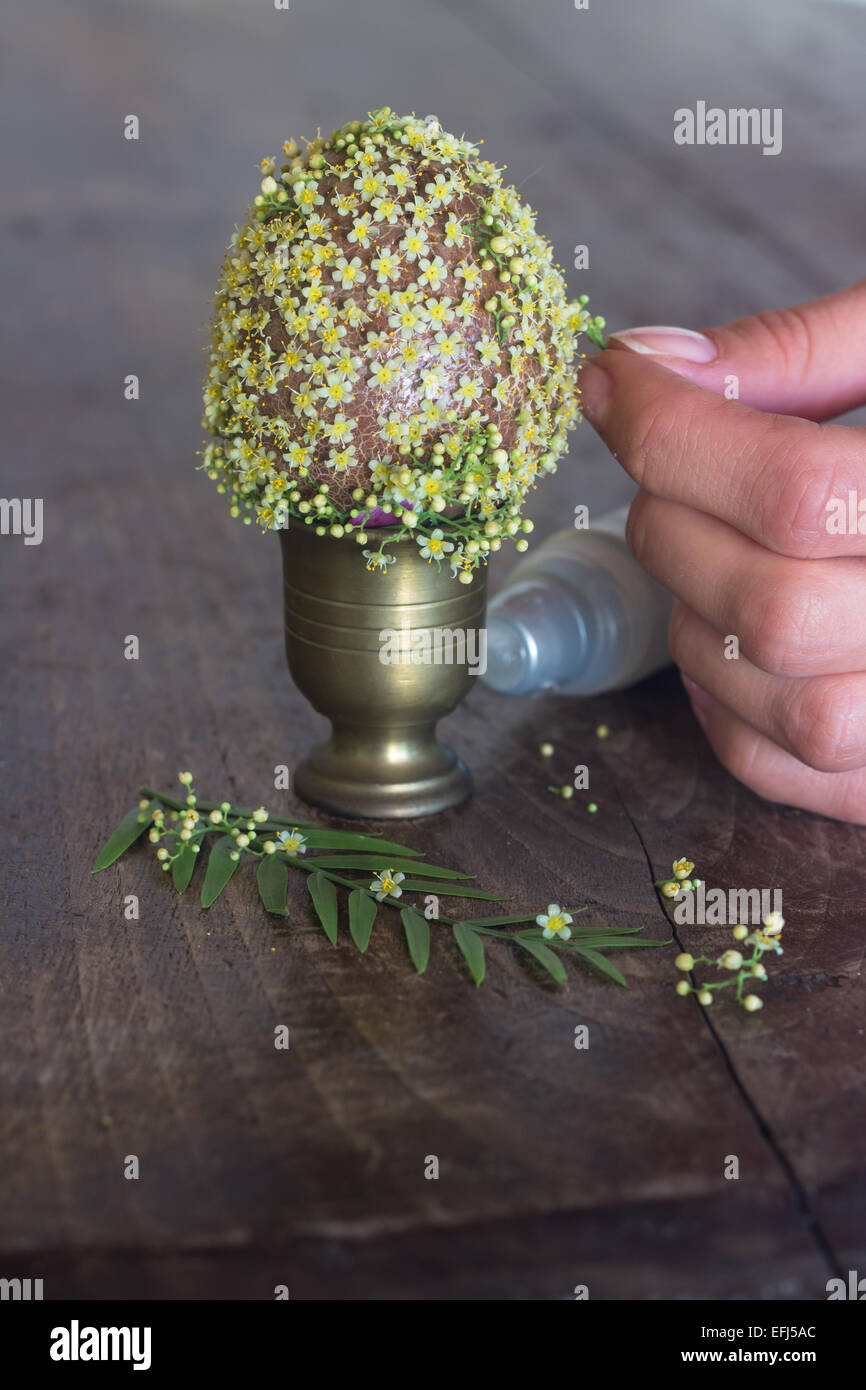 Crafting Hände dekorieren Dekoration Blumen Osterei Geschenk machen Stockfoto