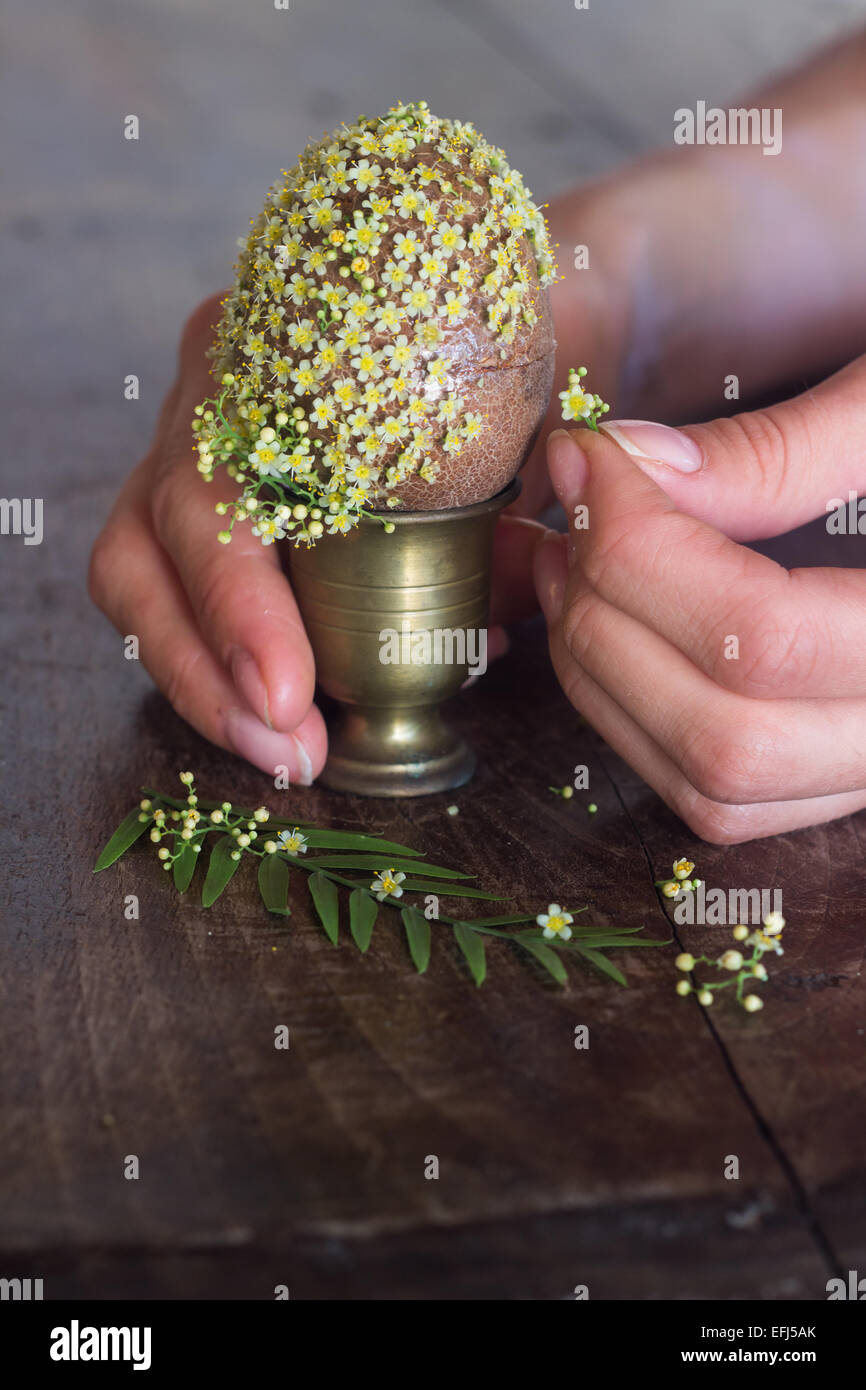 Crafting Hände dekorieren Dekoration Blumen Osterei Geschenk machen Stockfoto