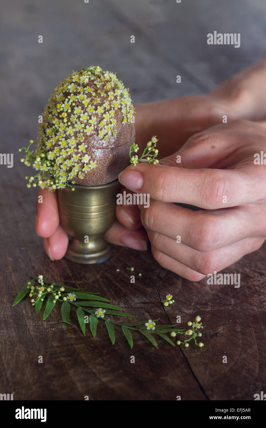 Hobby basteln Hände halten Dekoration Blumen Geschenk machen Stockfoto